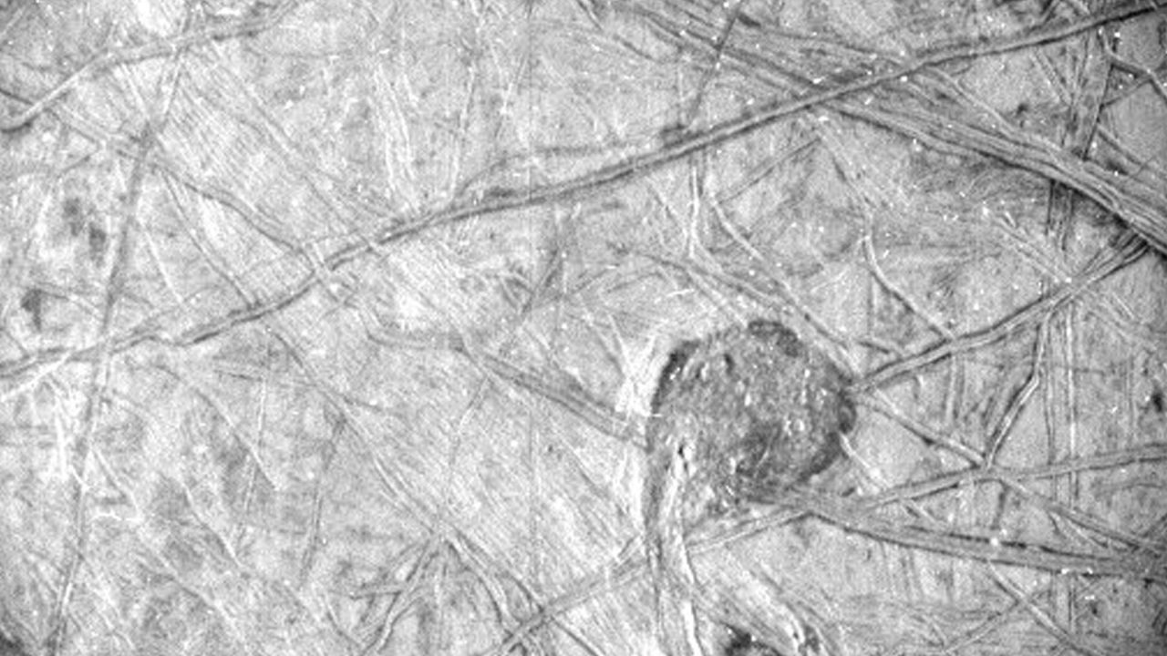 A  crosta gelada de Europa e suas características intrigantes aparecem em uma imagem tirada pela câmera estelar de Juno.