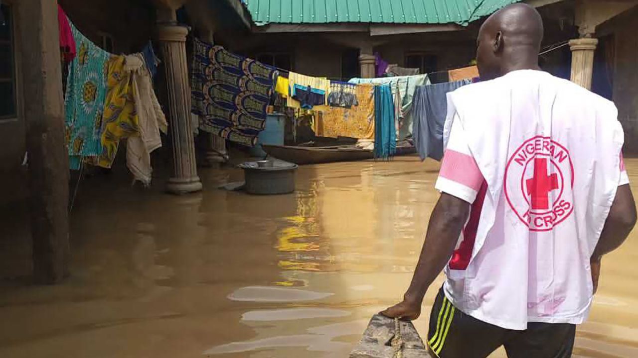As pessoas estão presas devido às recentes inundações em Kogi, centro-norte da Nigéria / Reprodução/ Abubakar Abdullahi