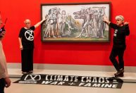 Ativistas da Extinction Rebellion se colam à pintura de Picasso na Austrália