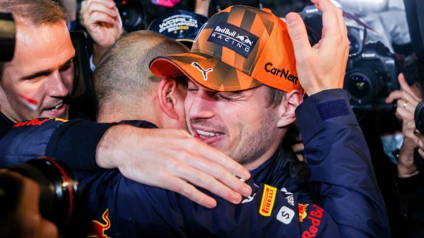 Max Verstappen comemora se tornar campeão mundial de F1 com seu engenheiro de corrida, Gianpiero Lambiase. Peter Fox/Getty Images AsiaPac/Getty Images