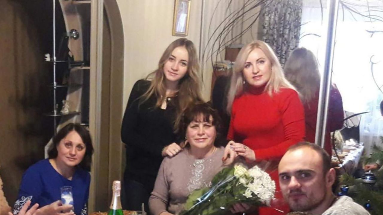 Liubov Petrova, no centro, fotografada com a família em 2018 em casa no prédio Pershotravneva, número 2 / Arquivo Pessoal/Tetiana Pryvalykhina