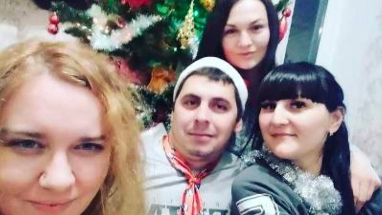 Festa de Ano Novo de 2022 na casa de Elena Stolpakova em Pershotravneva. Na foto, da esquerda para a direita, Elena, Dima, Anastasiia Vodorez e a irmã de Anastasiia Оksana. Esta é a última foto que eles tiraram juntos / Arquivo Pessoal/Anastasiia Vodorez
