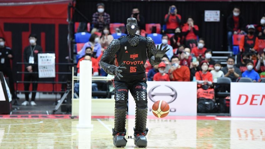 O CUE5 (foto) apareceu nas Olimpíadas de Tóquio 2020 para uma demonstração de suas habilidades no intervalo, incluindo driblar a bola e arremessar da linha do meio-campo. ARVARK TOKYO