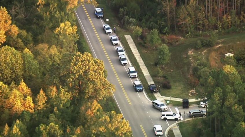 Viaturas policiais em área de tiroteio, na Carolina do Norte / WRAL