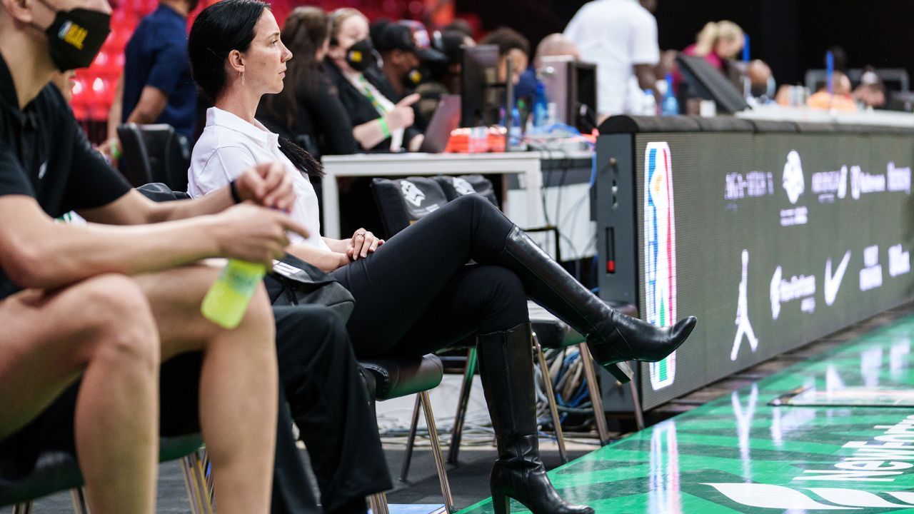 Mills disse que inicialmente sentiu que precisava se comportar "virilmente" para ser respeitada, mas não mais. Armand Lenoir/Basketball Africa League/NBAE/Getty Images
