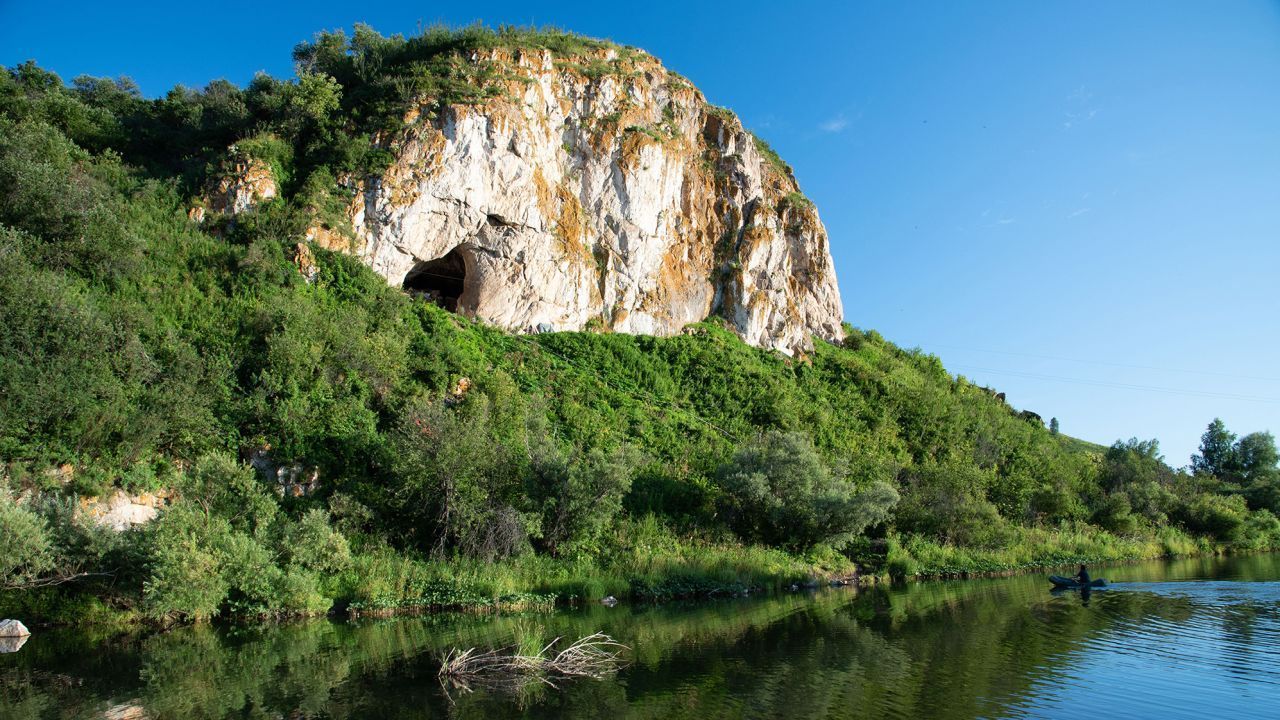 A Caverna Chagyrskaya está localizada nas Montanhas Altai, no sul da Sibéria, na Rússia. Bence Viola