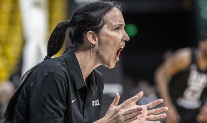 Os desafios da 1ª mulher a treinar um time internacional de basquete masculino