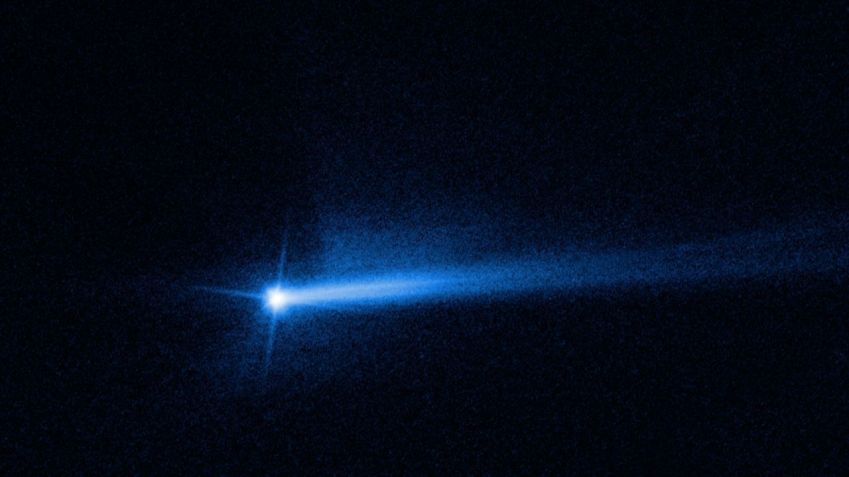 Duas caudas de poeira ejetadas do sistema de asteroides Didymos-Dimorphos são visíveis em uma imagem do Telescópio Espacial Hubble, mostrando as consequências do impacto da missão Dart • NASA/ESA/STScI/Jian-Yang Li (PSI)