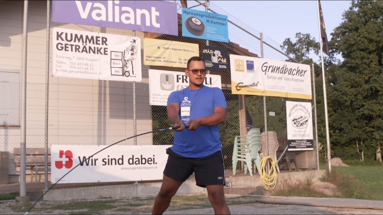 Um jogador do esporte suiço Hornussen, que joga no time Hochstennen se concentra para o swing do Nouss / CNN