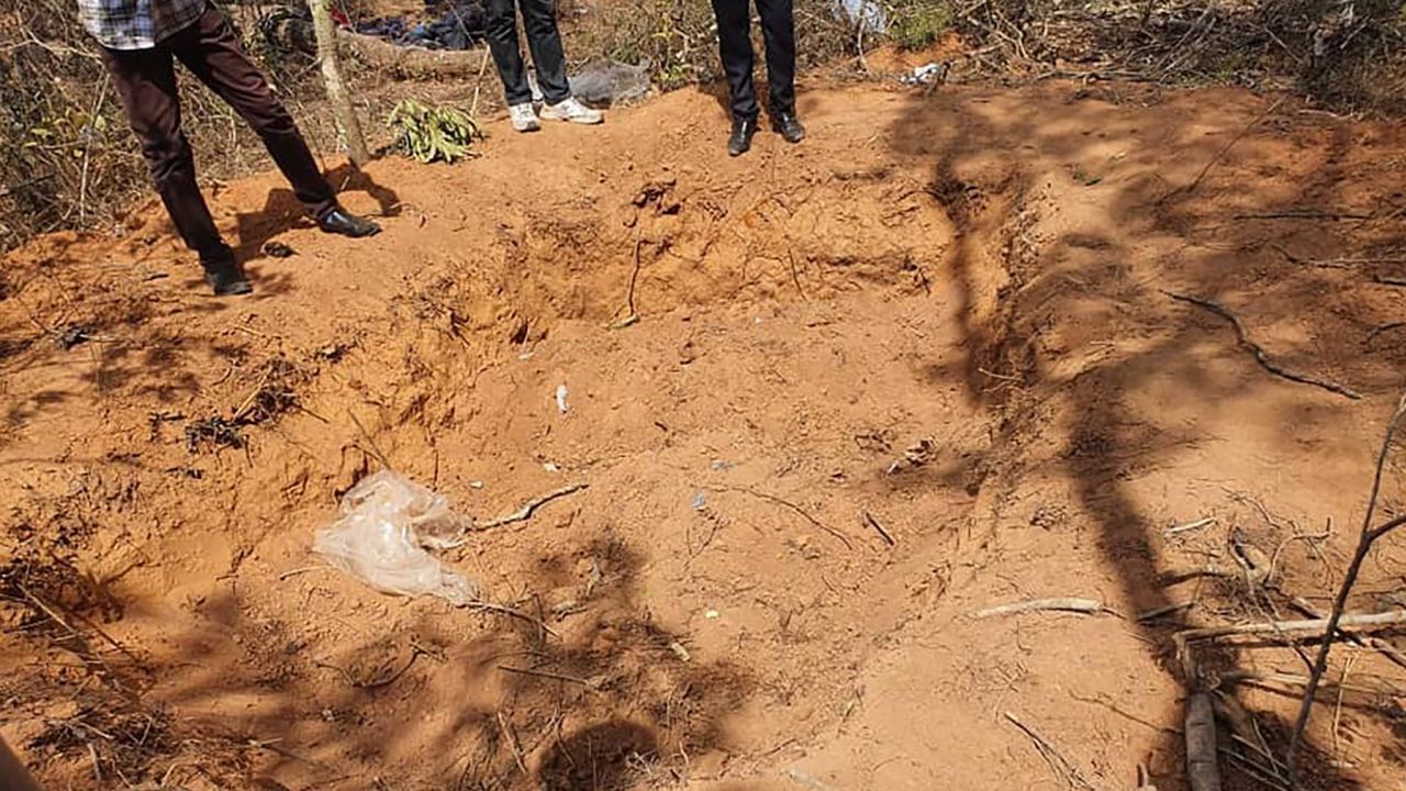 O Ministro da Segurança Interna do Malawi, Jean Sendeza, visitou a floresta de Mtangatanga, onde os aldeões descobriram uma vala comum com 25 corpos, e mais cinco corpos foram encontrados após mais buscas na floresta. Jean Sendeza/Facebook