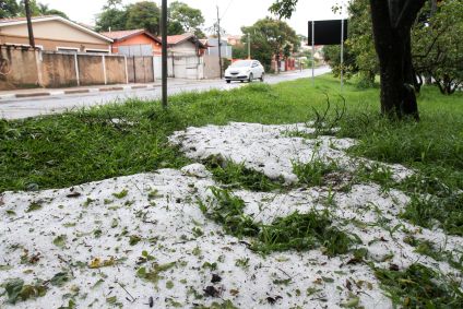 Granizo espalhado por rua em Campinas, no interior de São Paulo