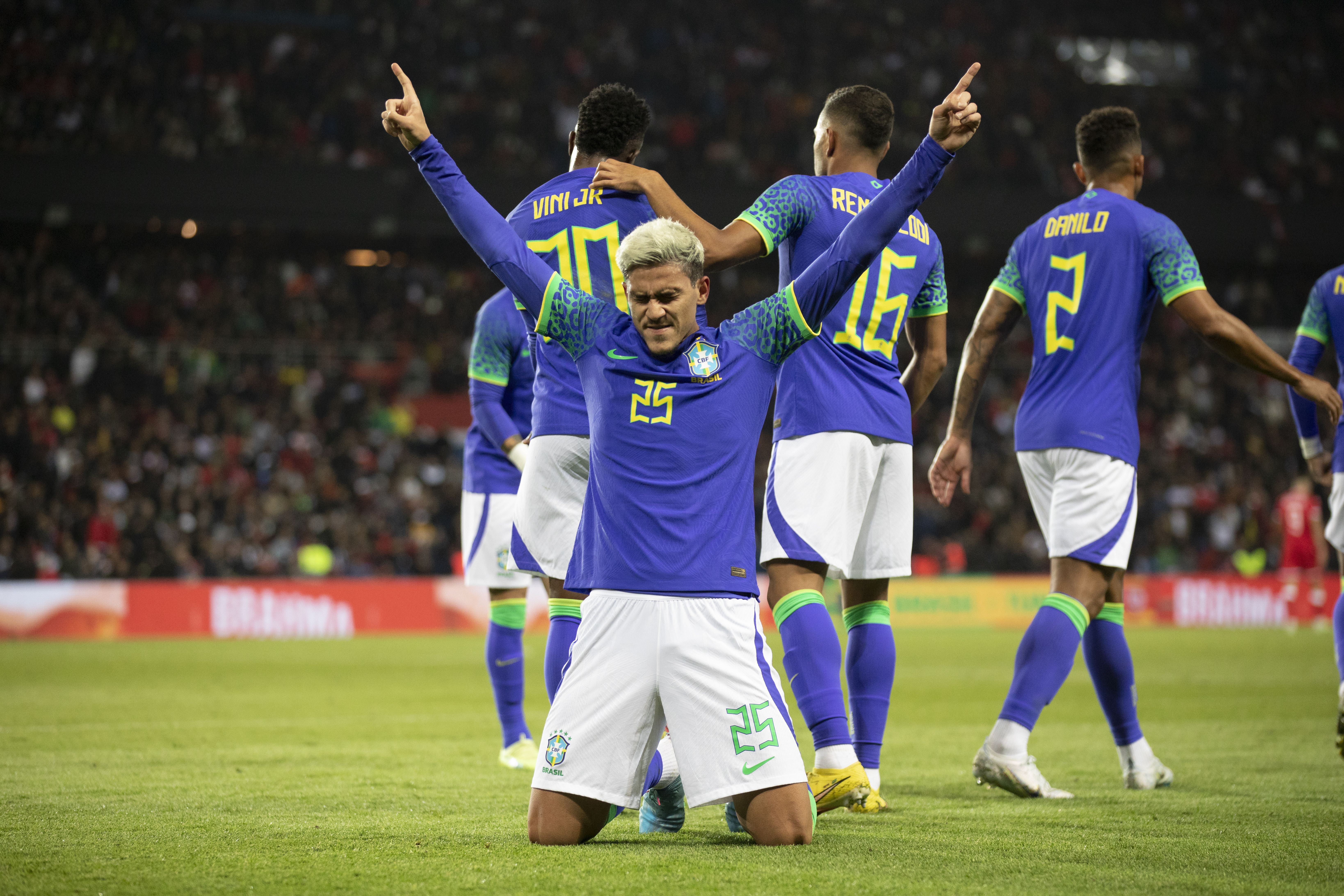 Atacante Pedro comemora após marcar gol pelo Brasil contra a Tunísia. Jogador flamenguista foi convocado para últimos amistosos da Seleção Brasileira antes da Copa do Catar.