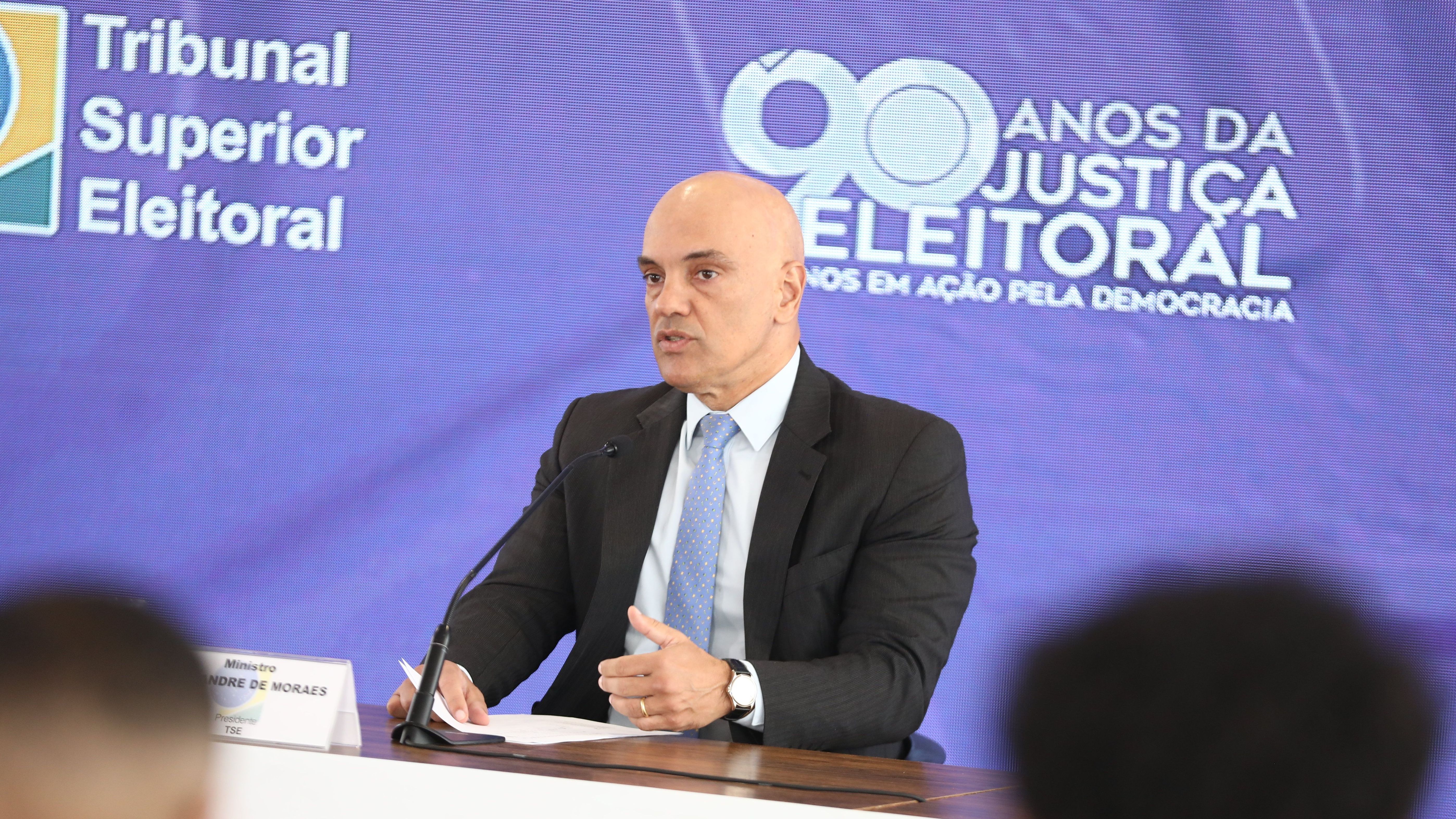 Alexandre de Moraes, presidente do Tribunal Superior Eleitoral (TSE), concede entrevista à imprensa no primeiro turno das eleições