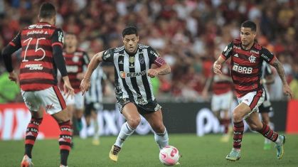 Jogadores de Atlético Mineiro e Flamengo disputam em partida válida pelo Campeonato Brasileiro 2022 15.10.2022