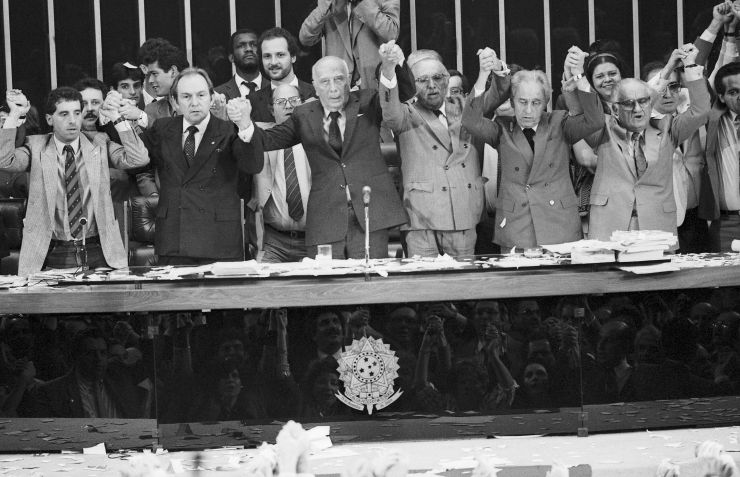Ulysses Guimarães e outros parlamentares na última sessão da Assembleia Nacional Constituinte na Câmara dos Deputados em Brasília • Ricardo Chaves/Estadão Conteúdo