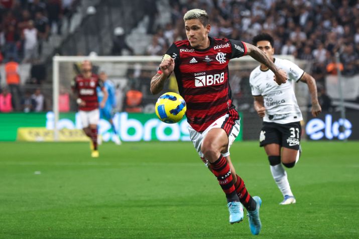 Atacante Pedro, do Flamengo, durante o primeiro jogo da final da Copa do Brasil 2022 contra o Corinthians / Marcello Zambrana/Agif - Agência de Fotografia/Estadão Conteúdo