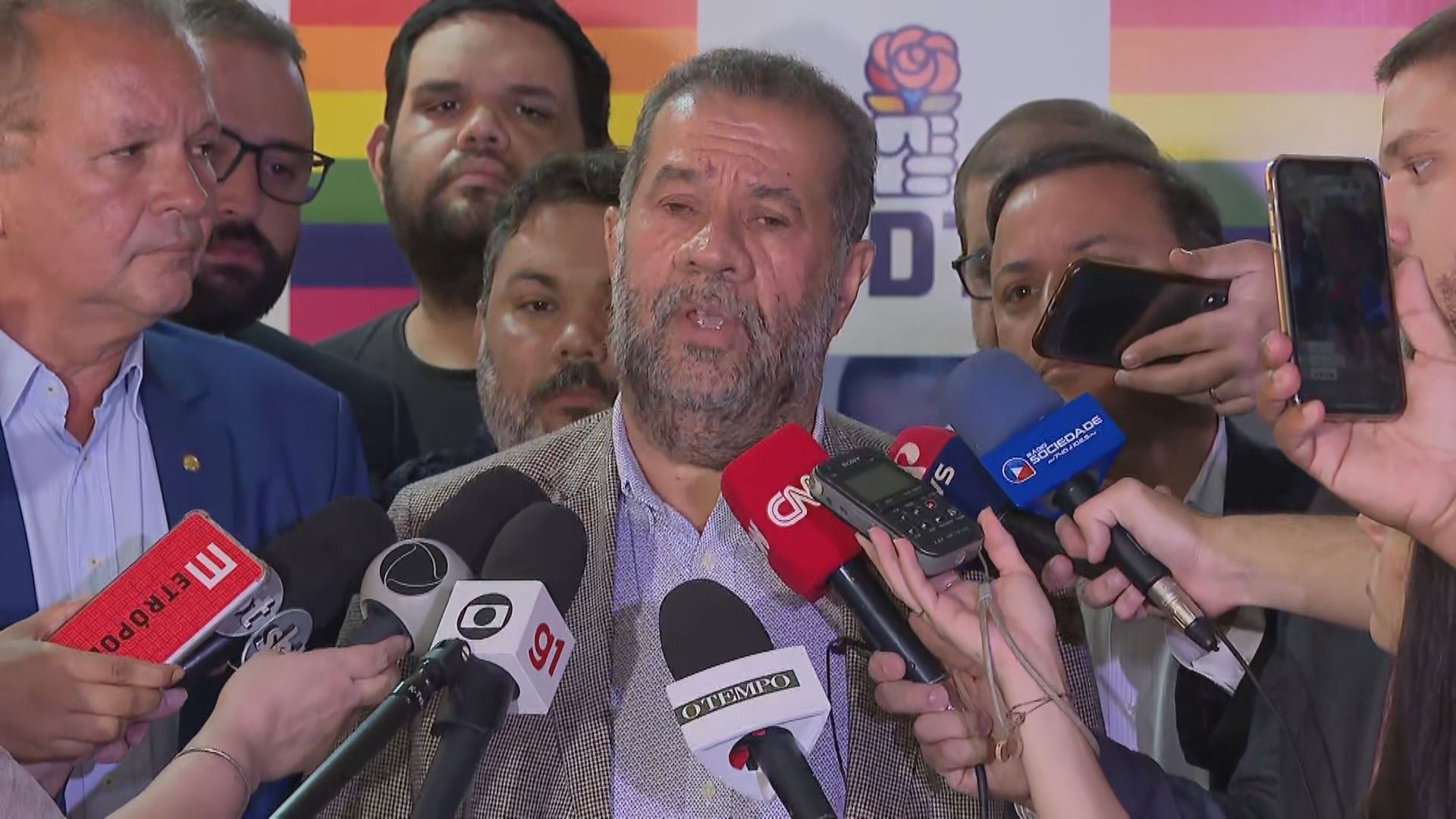 Carlos Lupi, presidente do PDT, anuncia apoio do partido a Lula no 2º turno