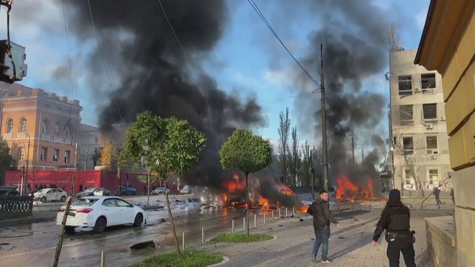 Cidades da Ucrânia, incluindo a capital Kiev, foram alvos de ataques simultâneos na madrugada desta segunda-feira (10)