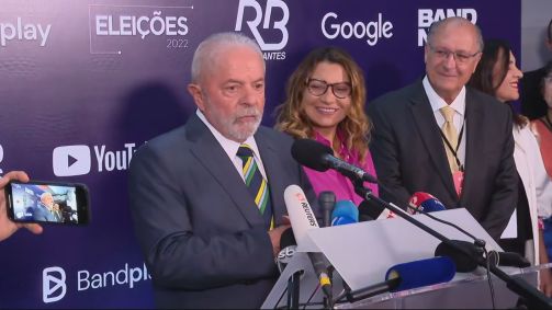 Lula (PT) fala antes do início do debate deste domingo (16)