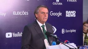 Jair Bolsonaro (PL) fala antes do início do debate deste domingo (16)