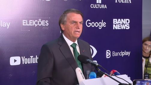 Jair Bolsonaro (PL) fala antes do início do debate deste domingo (16)