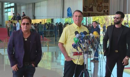 Ao lado de sertanejos Gusttavo Lima e Leonardo, Bolsonaro defende “paz no campo”