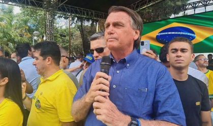 Bolsonaro diz que TSE e PT “têm muito o que explicar” sobre inserções