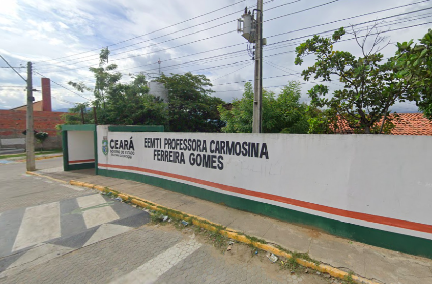 Fachada da EEMTI Professora Carmosina Ferreira Gomes, no bairro Sumaré, em Sobral, no Ceará / Reprodução/Google Maps