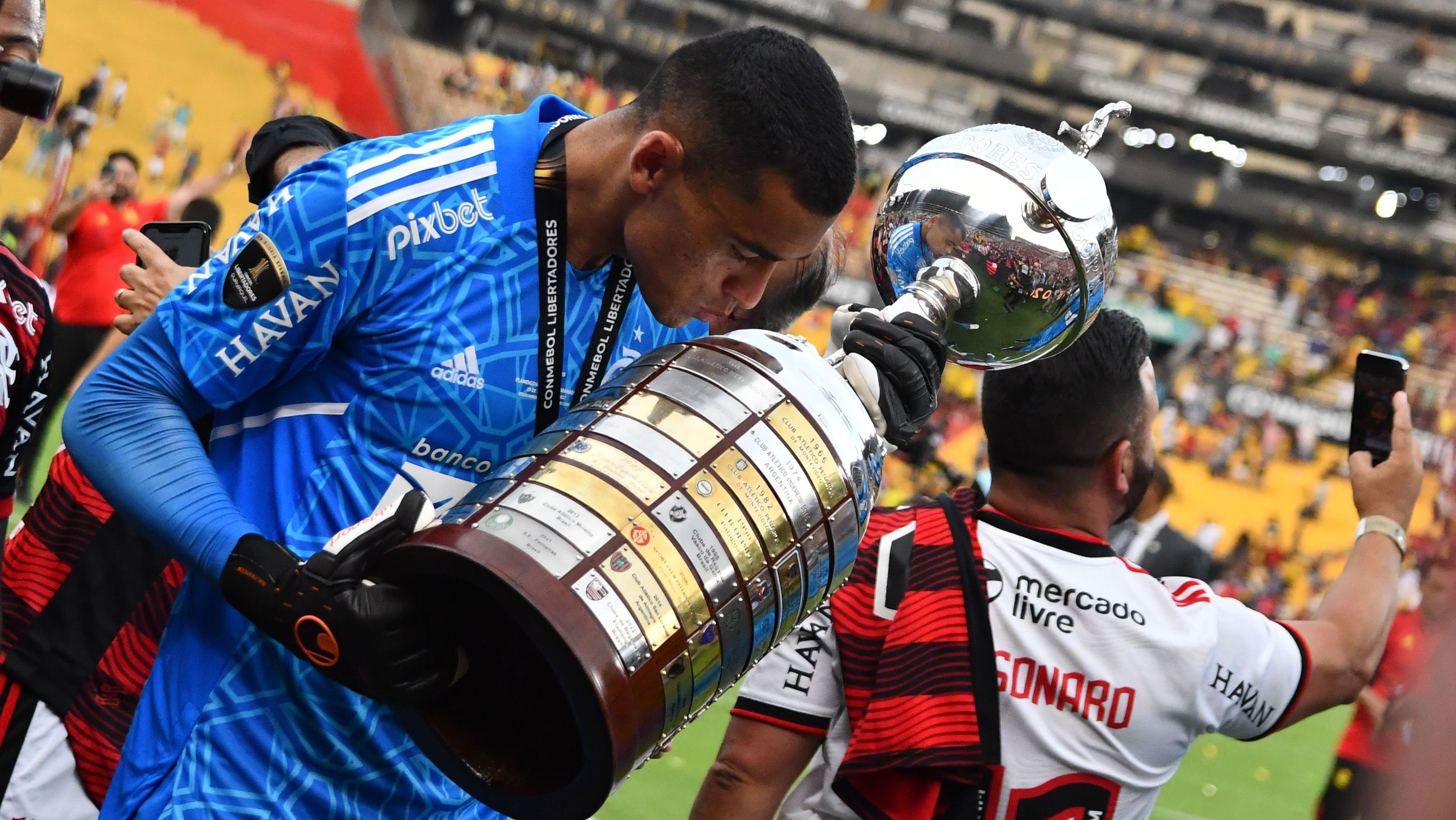 Goleiro Santos, do Flamengo, com a taça da Libertadores 2022