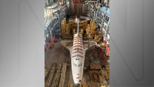 Foto de dois ônibus espaciais soviéticos do projeto Buran abandonados no Cazaquistão