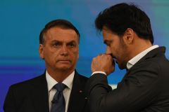 Bolsonaro conversa com Fábio Faria no debate da Globo