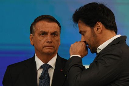 Bolsonaro conversa com Fábio Faria no debate da Globo