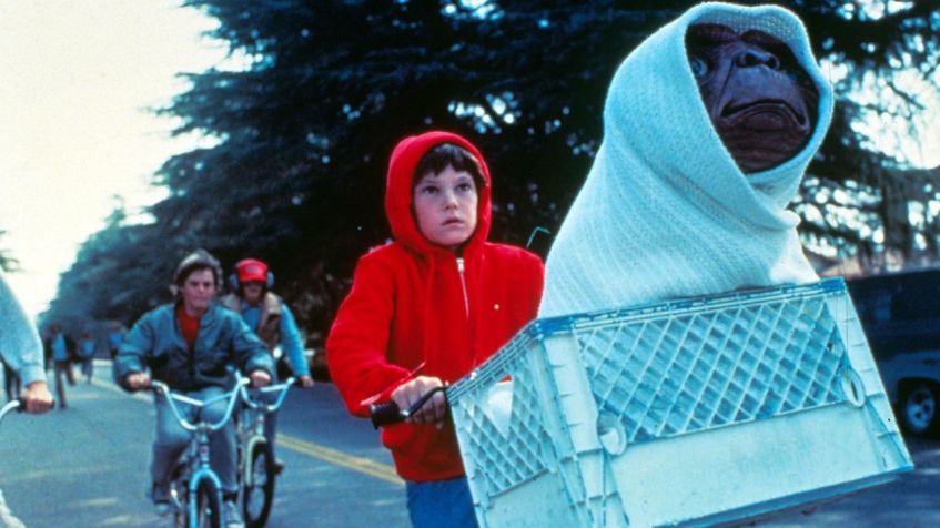Henry Thomas em cena icônica de E.T. / Moviestore/Shutterstock