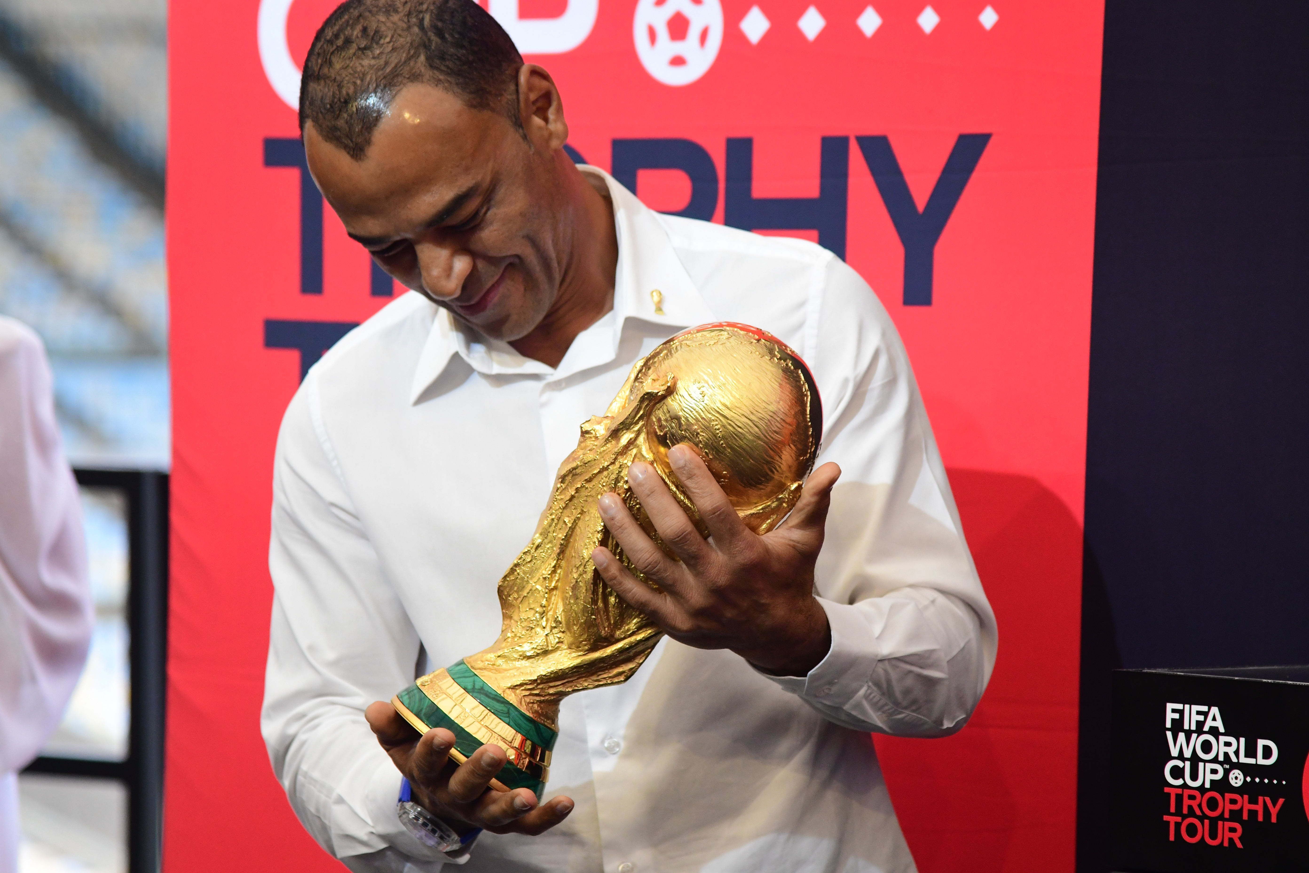 Cafu, capitão da Seleção Brasileira em 2022, com a taça da Copa do Mundo - Foto: CELSO PUPO/FOTOARENA/FOTOARENA/ESTADÃO CONTEÚDO /