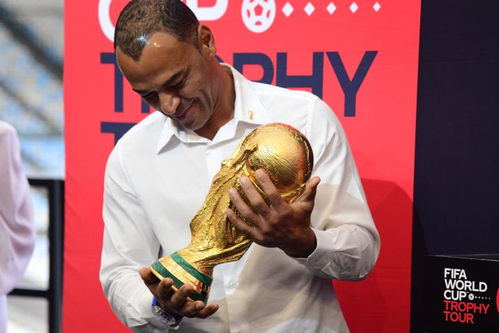 Cafu, capitão da Seleção Brasileira em 2022, com a taça da Copa do Mundo - Foto: CELSO PUPO/FOTOARENA/FOTOARENA/ESTADÃO CONTEÚDO /