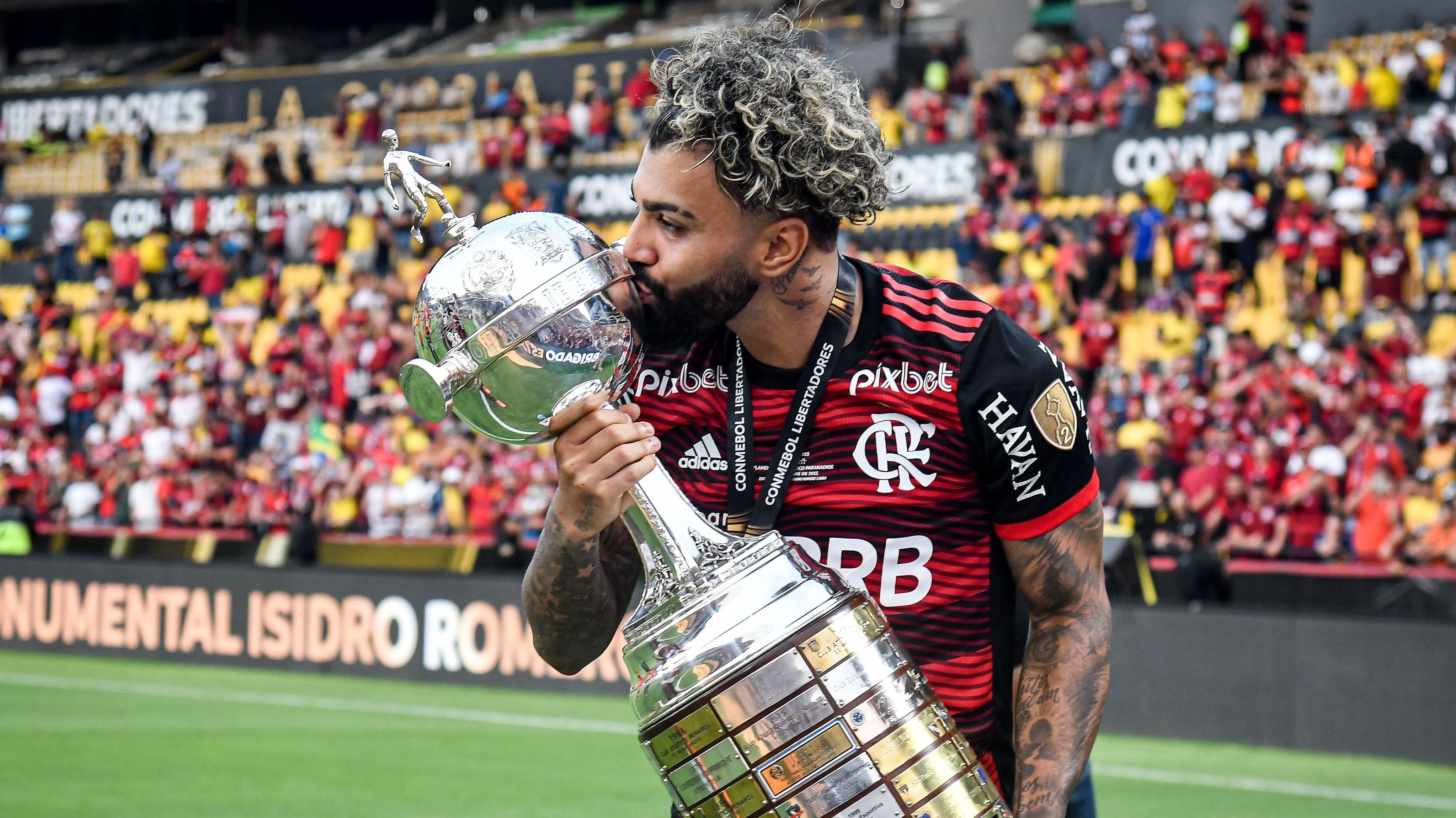Autor do gol que deu o título da Libertadores 2022 ao Flamengo, Gabigol comemora com a taça