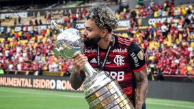 Autor do gol que deu o título da Libertadores 2022 ao Flamengo, Gabigol comemora com a taça