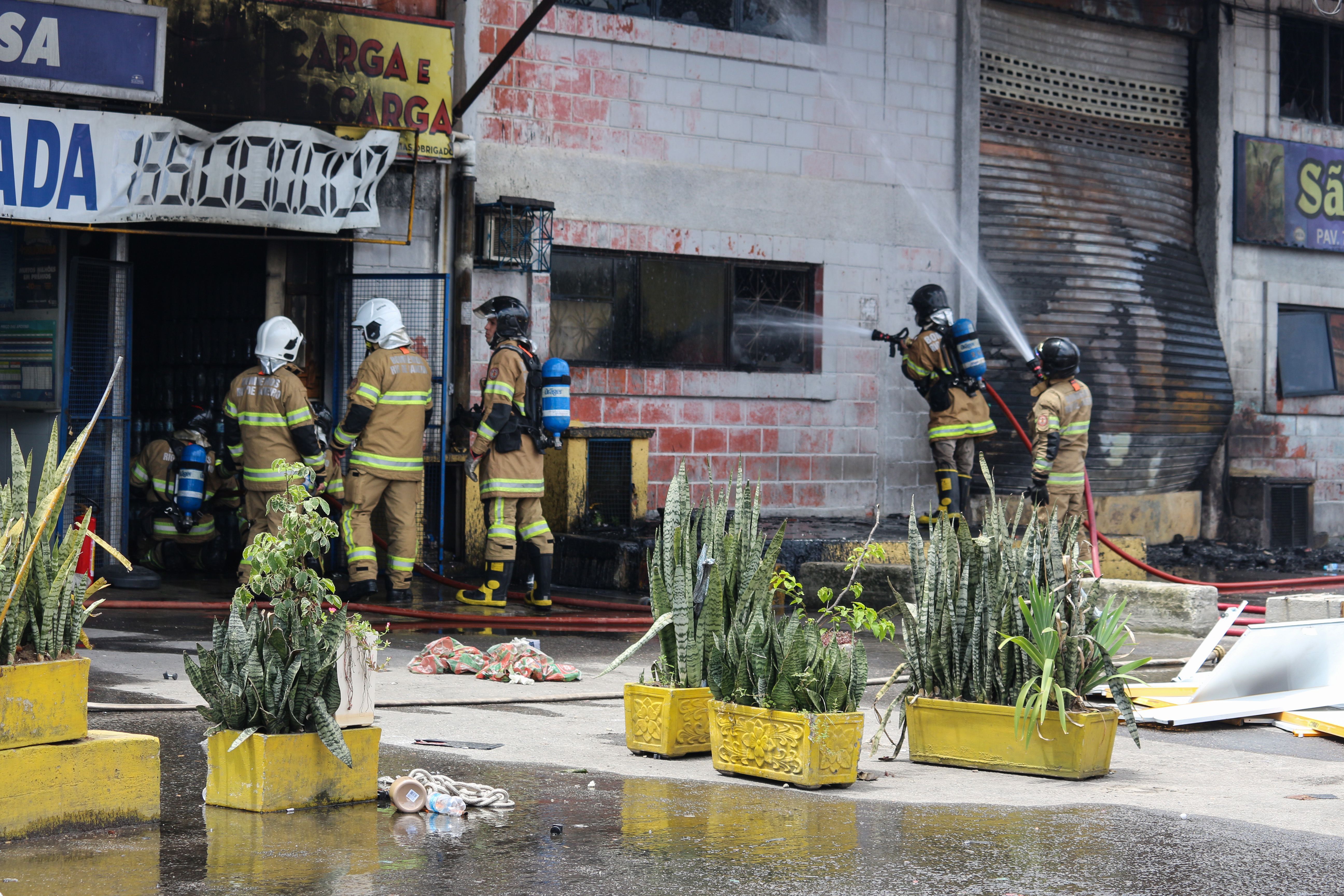 BOMBEIROS COMBATEM INCÊNDIO NO CEASA IRAJÁ