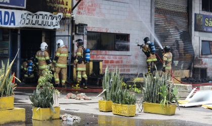 BOMBEIROS COMBATEM INCÊNDIO NO CEASA IRAJÁ