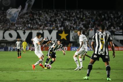 Lance durante partida entre Santos e Atlético-MG
