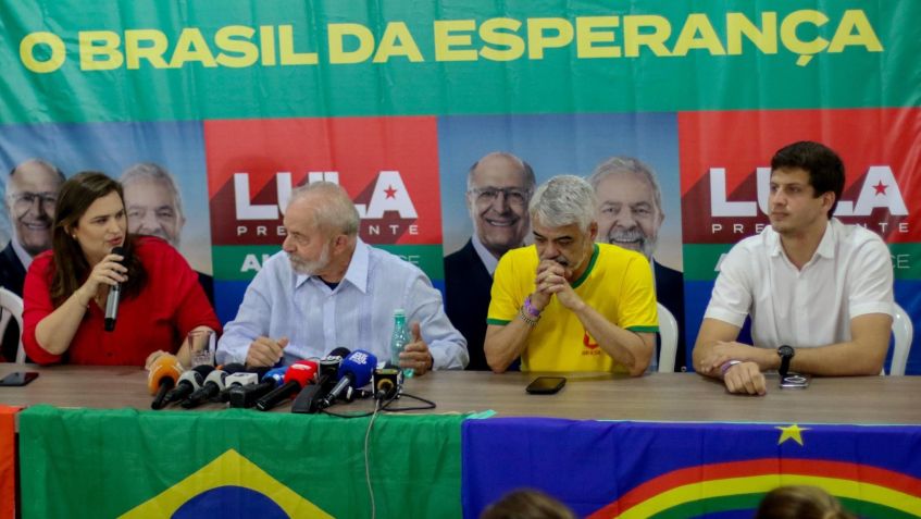 Marília Arraes ao lado de Lula, Humberto Costa e o prefeito de Recife, João Campos, em 2022 / MARLON COSTA/FUTURA PRESS/ESTADÃO CONTEÚDO