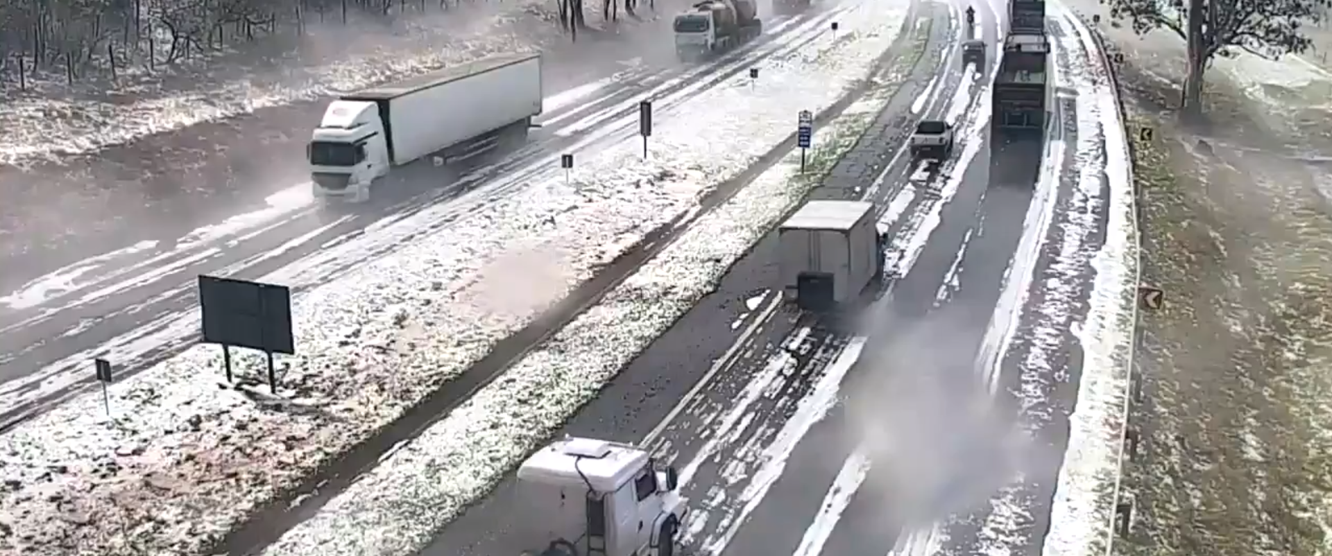 Pista da Fernão Dias fica coberta de gelo após chuva de granizo em São Gonçalo do Sapucaí (MG) - 03/10/2022