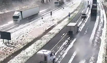 Pista da Fernão Dias fica coberta de gelo após chuva de granizo em São Gonçalo do Sapucaí (MG) - 03/10/2022
