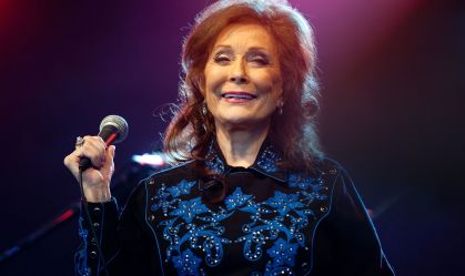 Estrela da música country, Loretta Lynn morre aos 90 anos