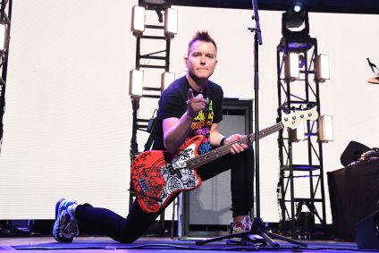Mark Hoppus em apresentação do Blink-182 no festival iHeart Radio ALTer EGO.