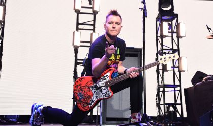Mark Hoppus em apresentação do Blink-182 no festival iHeart Radio ALTer EGO.