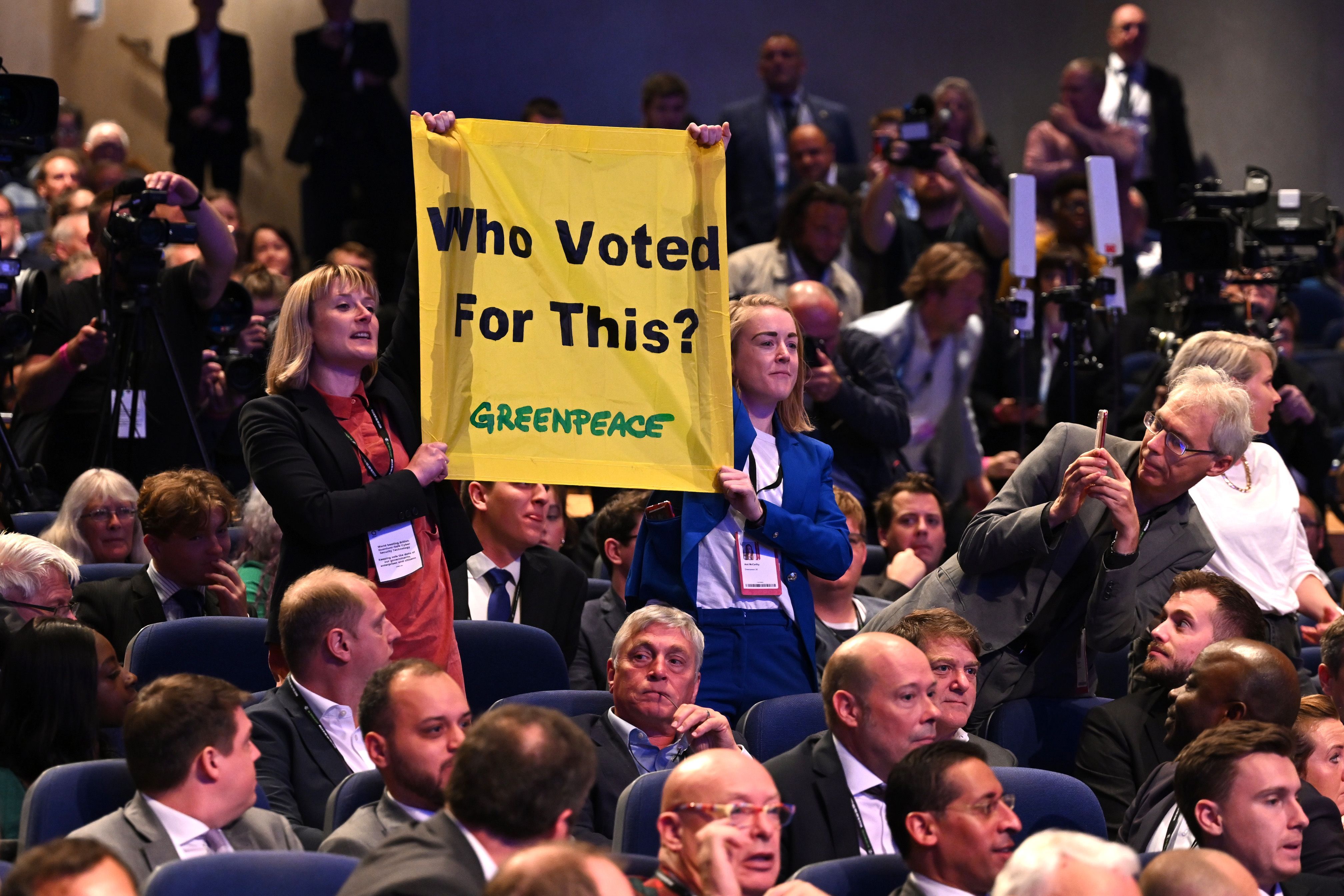 Manifestantes do Greenpeace interrompem o discurso da primeira-ministra Liz Truss no último dia da Conferência do Partido Conservador, em 5 de outubro de 2022 em Birmingham, Inglaterra.
