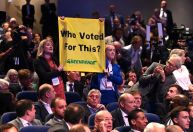 Ativistas do Greenpeace interrompem discurso de premiê do Reino Unido