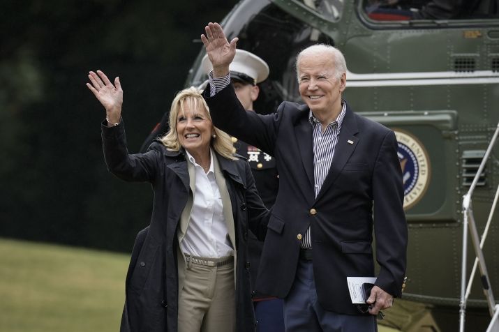 Presidente Joe Biden e a primeira-dama Jill Biden acenam para convidados e funcionários antes de embarcar rumo à Flórida / Drew Angerer/Getty Images