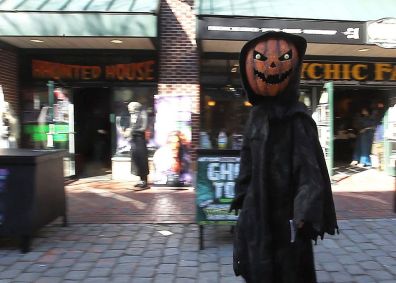 Pessoa fantasiada passa pela Witch Mansion, em Salem